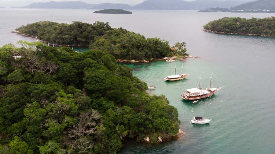 Angra dos Reis: Boat Tour in Ilha Grande and Lagoa Azul - Praia de Araçá for a quieter swim