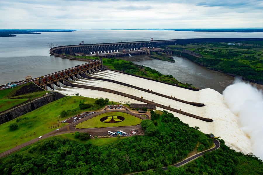 Brazilian Falls, Bird Park and Itaipu Dam - Parque das Aves and its roomy aviaries