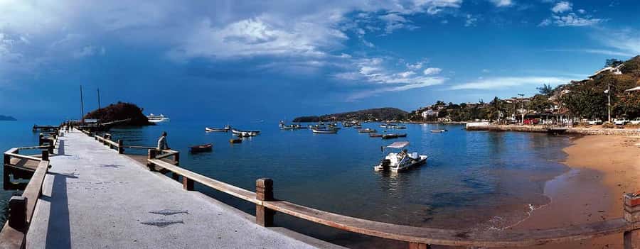 Búzios: City Tour & Beach Hopping with Lunch - The 120-passenger boat and its unusual extras