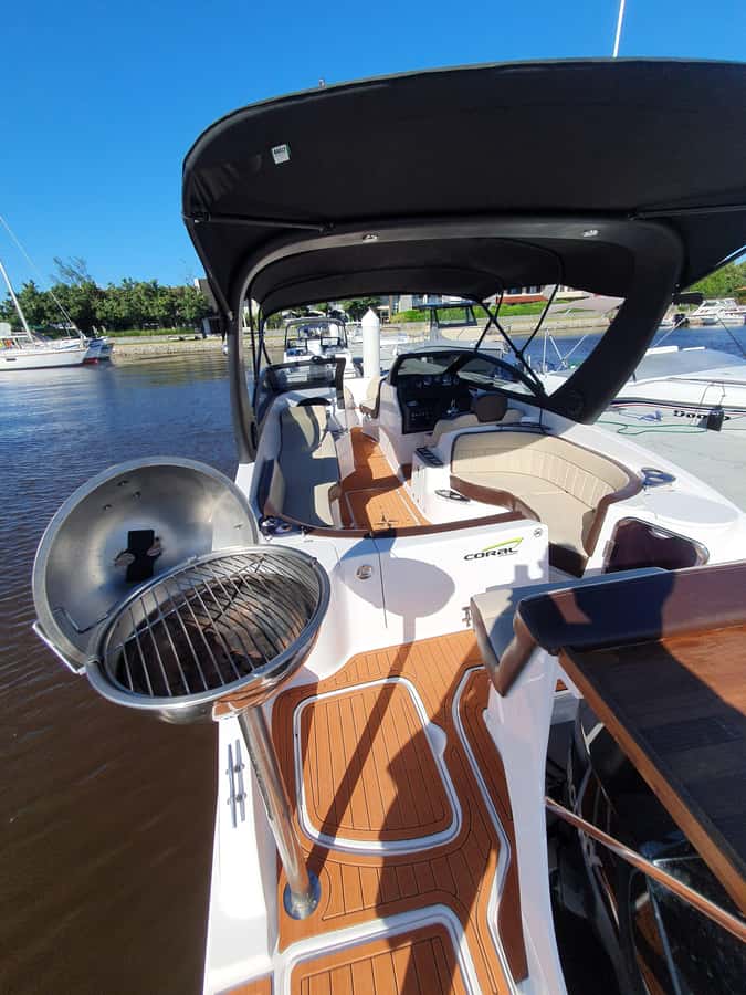 Búzios: Speedboat tour of 2 islands and 11 beaches - What the boat includes for comfort