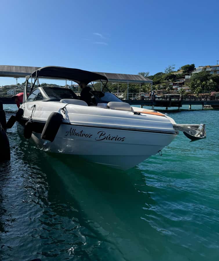 Búzios: Speedboat tour of 2 islands and 11 beaches - Tartaruga starts the swimming day