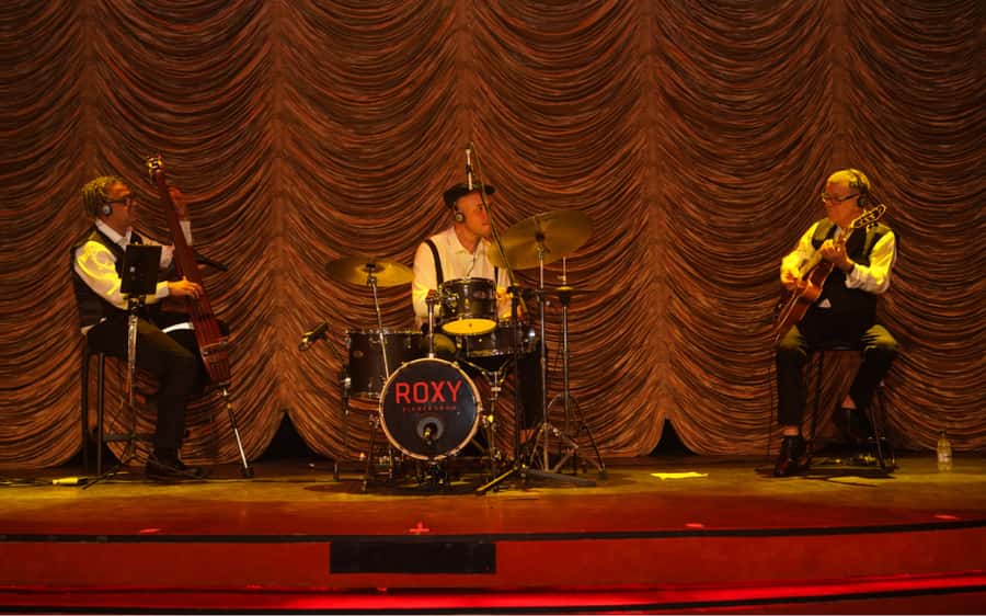 By Night Tour: Roxy Dinner Show & Transfer - Aquele Abraço and the Main Production
