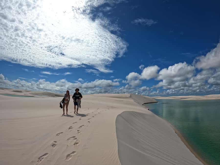 Day trekking in Lençóis Maranhenses - Starting under the dunes at Lagoa Azul