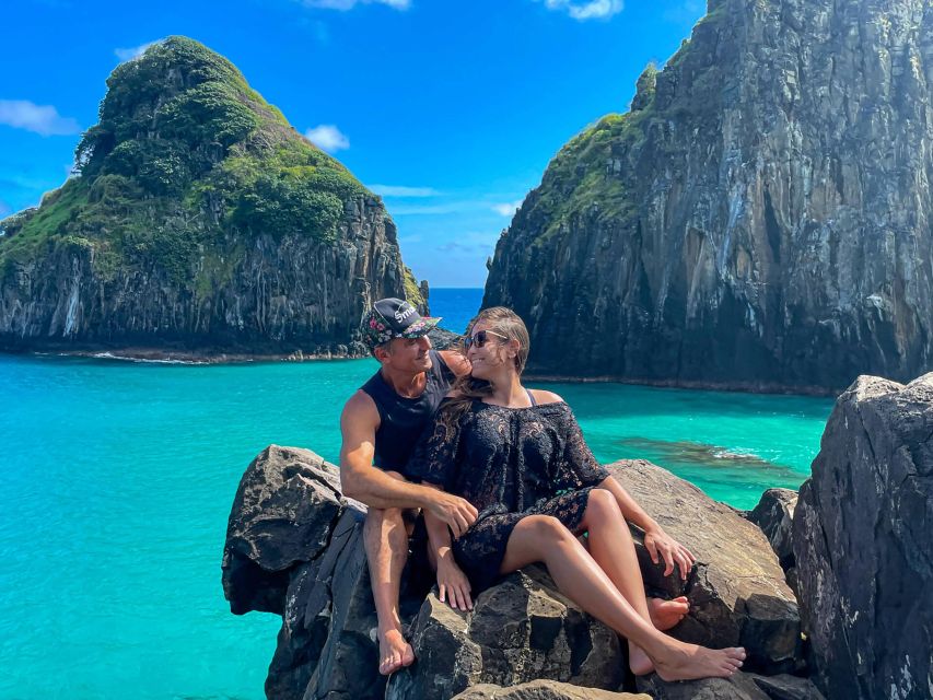 Explore Fernando de Noronha: 7-Hour Ilhatour - Baía dos Porcos rewards patience with the scenery