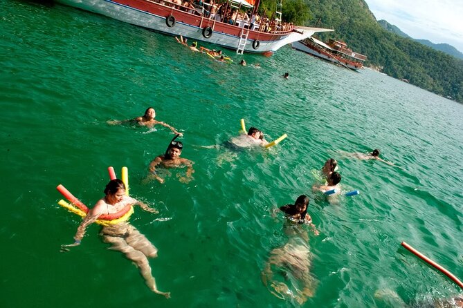 Exploring Angra Dos Reis and Ilha Grande in One Day - What the boat atmosphere is really like