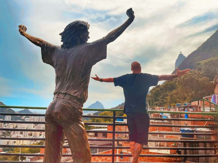 Favela Santa Marta: Walking Tour with local guide - Walking through homes, murals, and everyday streets
