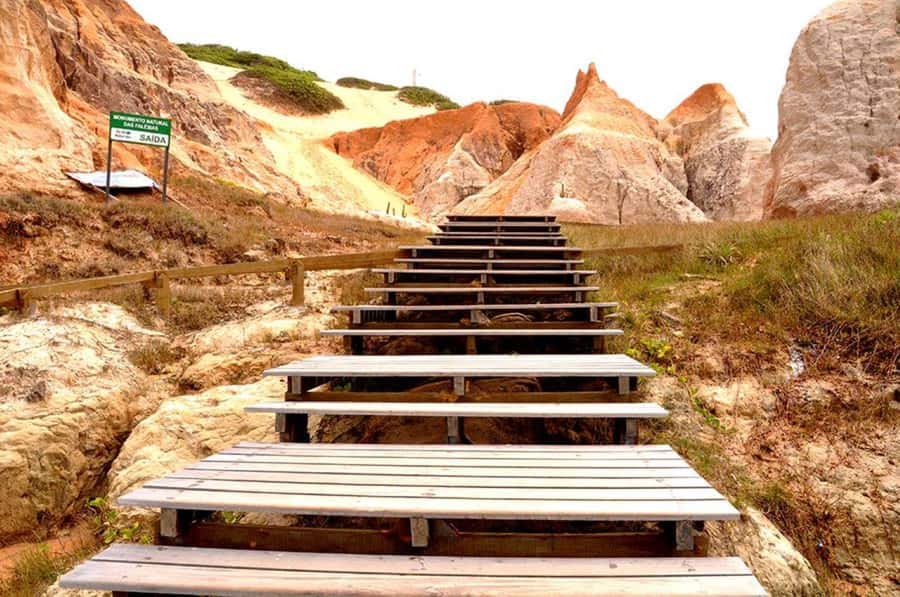 Fortaleza: Tour to Morro Branco and Fontes Beach - Morro Branco and its bands of colored sand