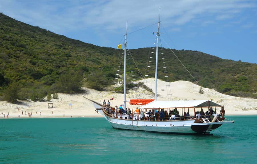 From Búzios: Arraial do Cabo and Cabo Frio Day Trip - Boarding the boat in Arraial do Cabo