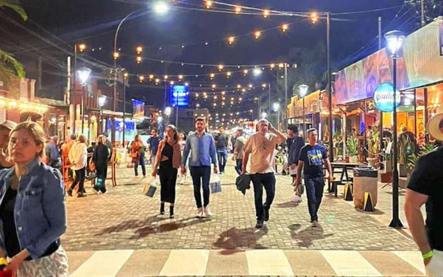 From Foz do Iguaçu: Puerto Iguazu Night Tour - The Feirinha, where Argentine tastes take center stage