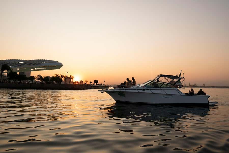 Glória: Sunset Speedboat Cruise with Drinks and Snacks - Adão Beach and the 50-minute swim