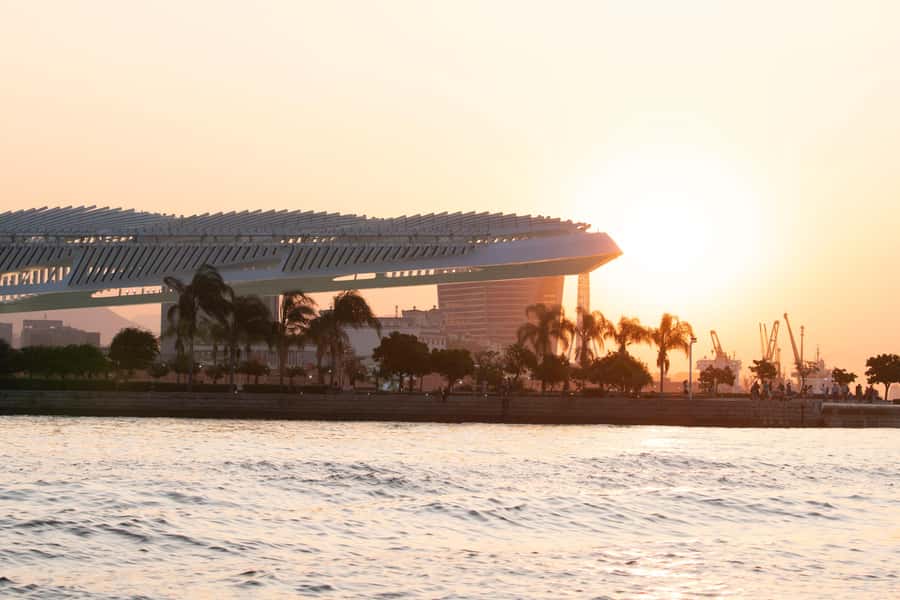 Glória: Sunset Speedboat Cruise with Drinks and Snacks - Returning by Urca and Flamengo Beach