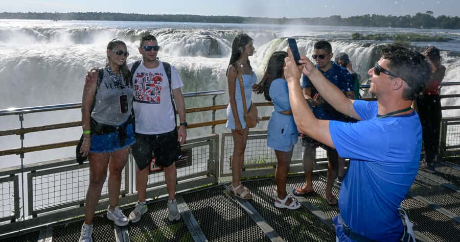 Iguassu Waterfalls: 1 Day Tour Brazil and Argentina's sides - What the guides add to the day