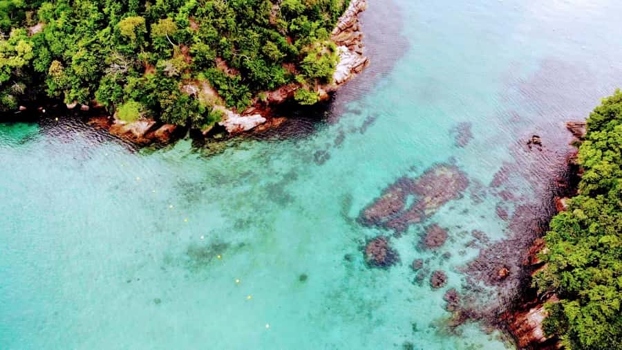Ilha Grande: 6-Hour Speedboat Tour to Blue and Green Lagoons - A lunch break at Enseada das Estrelas
