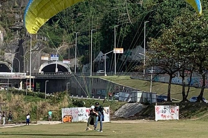 Paragliding in Rio de Janeiro - The São Conrado meeting point and mountain ascent