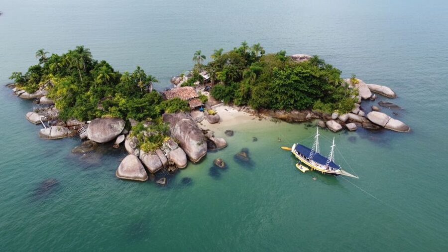 Paraty Bay: Islands & Beaches Boat Tour with Snorkeling - Swimming, snorkeling, and onboard water gear