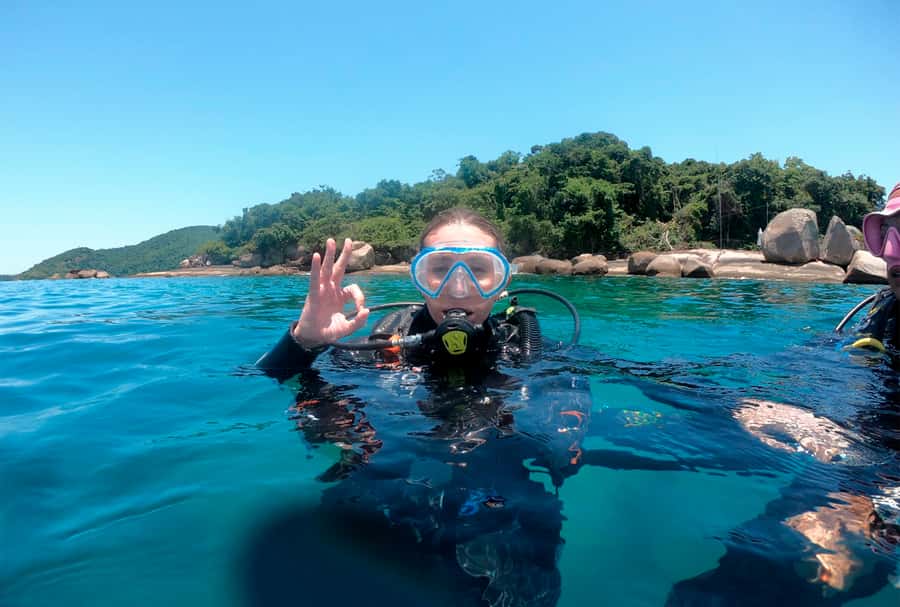 Paraty: Discovery Scuba Diving Experience for Beginners - Waiting on the boat and enjoying the Costa Verde