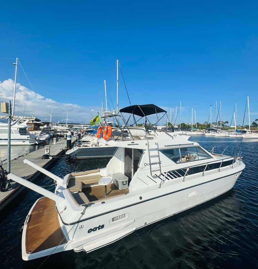Private speedboat tour in Rio de Janeiro - The two-level speedboat and what is onboard