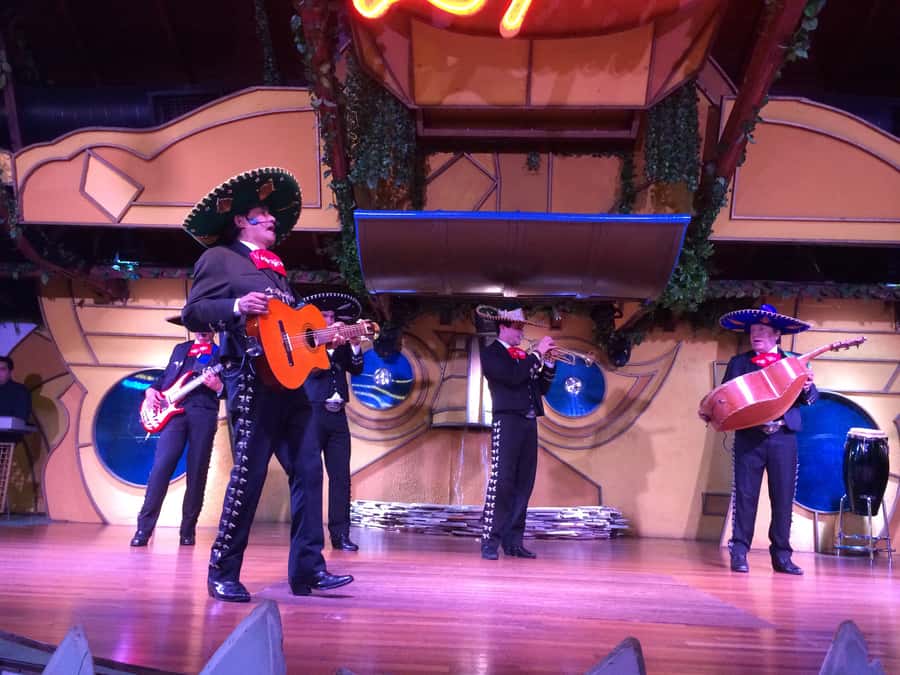 Rafain Palace: Barbecue Dinner Show - Crossing from Puerto Iguazu into Brazil
