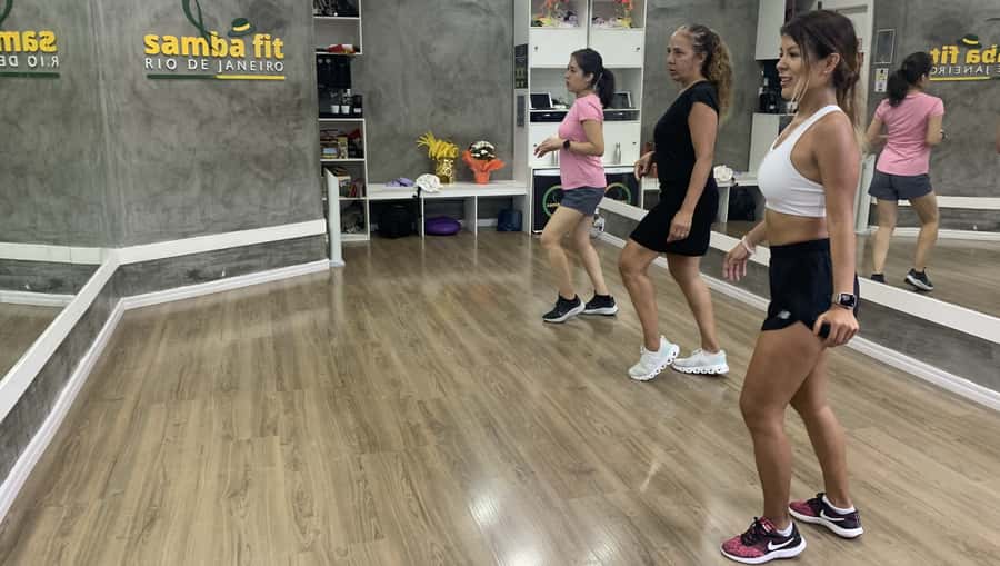 Rio de Janeiro: Beginner Samba Lesson in Ipanema - Building a short routine before the hour ends