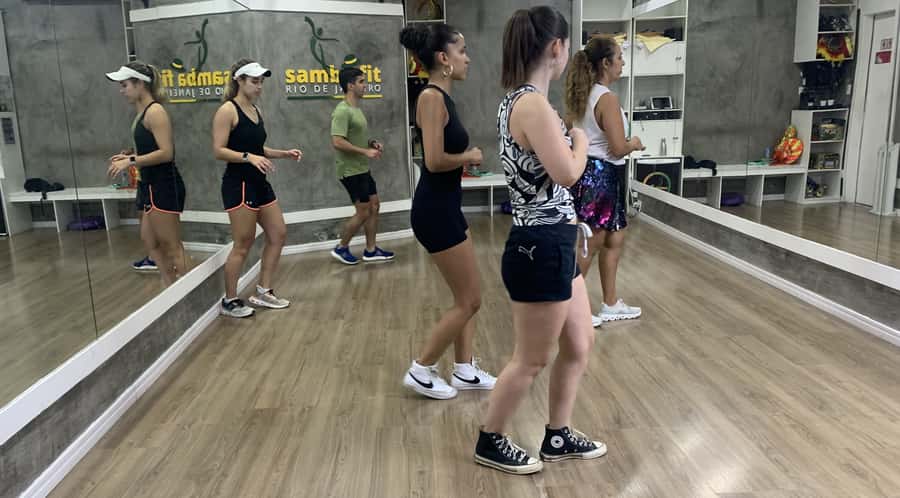 Rio de Janeiro: Beginner Samba Lesson in Ipanema - Carnival costumes and the final photo session