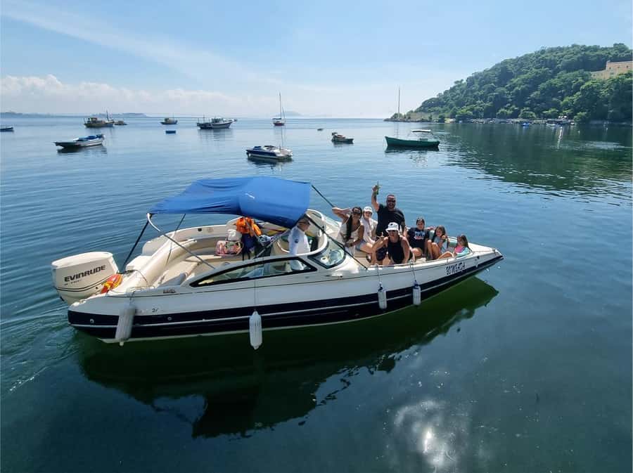 Rio de Janeiro: Boat Tour - Sunset with Beer - Boarding at Urca and the first views