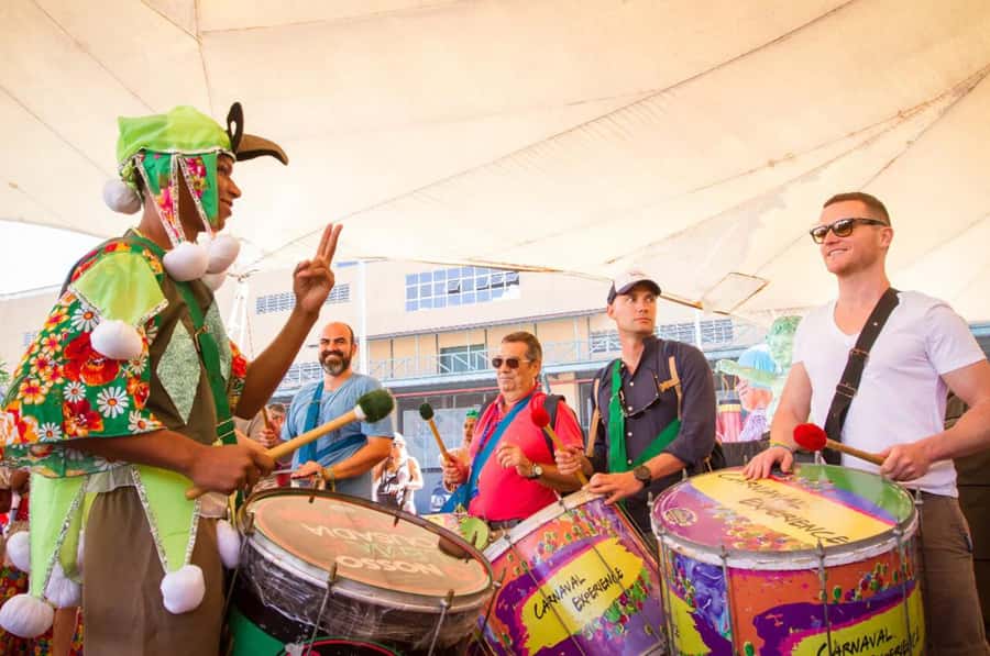 Rio de Janeiro: Carnaval Backstage Tour and Samba Class - Learning samba without needing dance experience