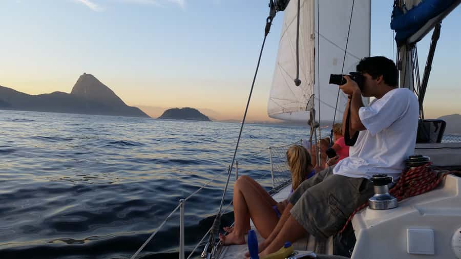 Rio de Janeiro: Guanabara Bay Sunset Sailing Tour & Drinks - What the three hour route feels like on board