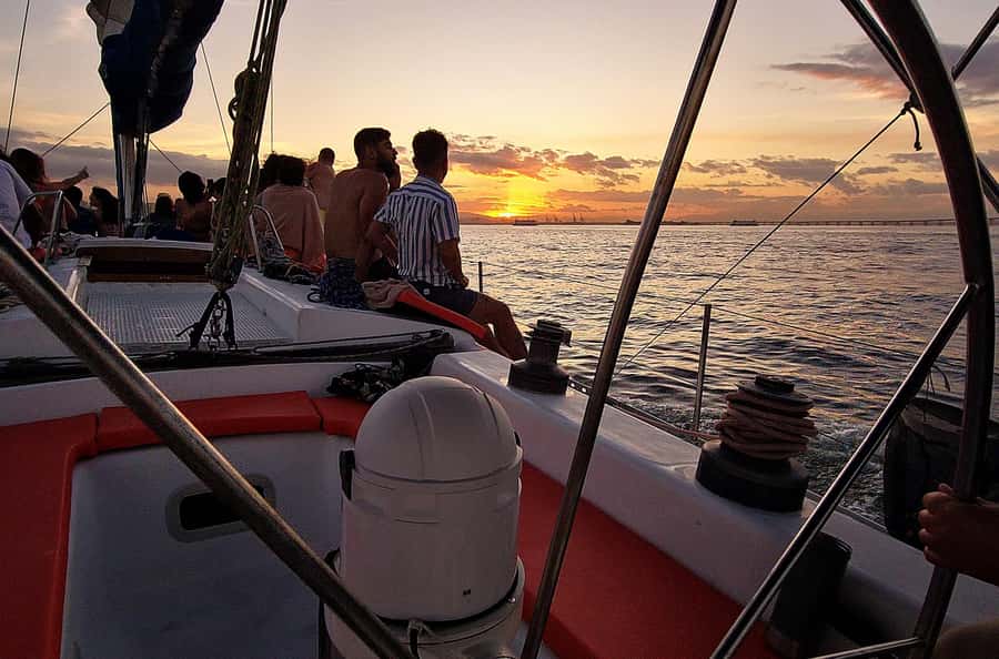 Rio de Janeiro: Guanabara Bay Sunset Sailing Tour & Drinks - Sugarloaf Mountain and Rio’s skyline from the water
