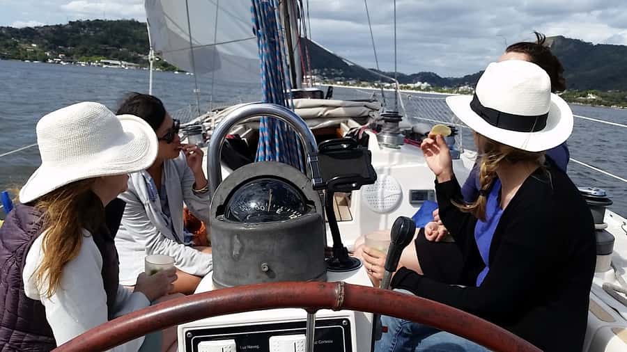Rio de Janeiro: Guanabara Bay Sunset Sailing Tour & Drinks - Sunset, airplanes, and the final sail back
