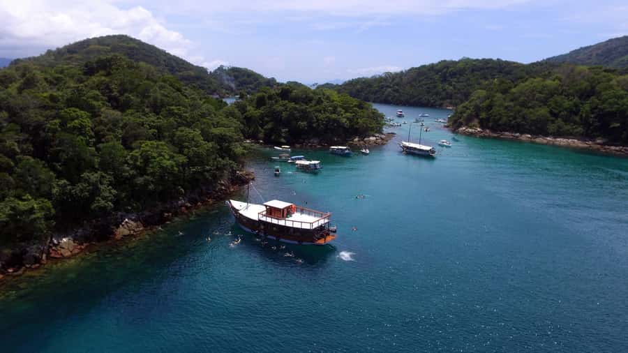 Rio de Janeiro: Ilha Grande with Boat Tour & Optional Lunch - Baleia’s Beach and the first swim
