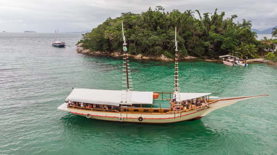 Rio de Janeiro: Ilha Grande with Boat Tour & Optional Lunch - Boarding the schooner in Angra dos Reis