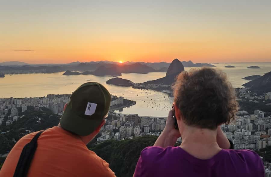 Rio de Janeiro: Private Sunrise Tour at Mirante Dona Marta - What the guide adds to the experience
