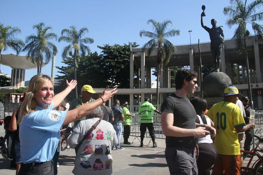 Rio de Janeiro: Rio's Icons Guided Tour with Tickets & Lunch - Copacabana and Ipanema from the road