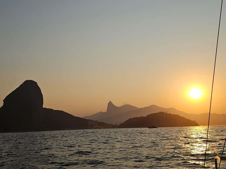 Rio de Janeiro: Sailing Sunset Tour with Snacks and Drinks - Drinks, fruit, and snacks on board