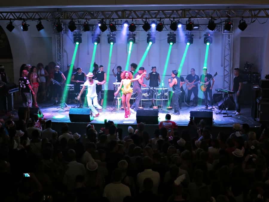 Rio de Janeiro: Salgueiro Samba School Rehearsal Tour - Arriving at a working Carnival venue