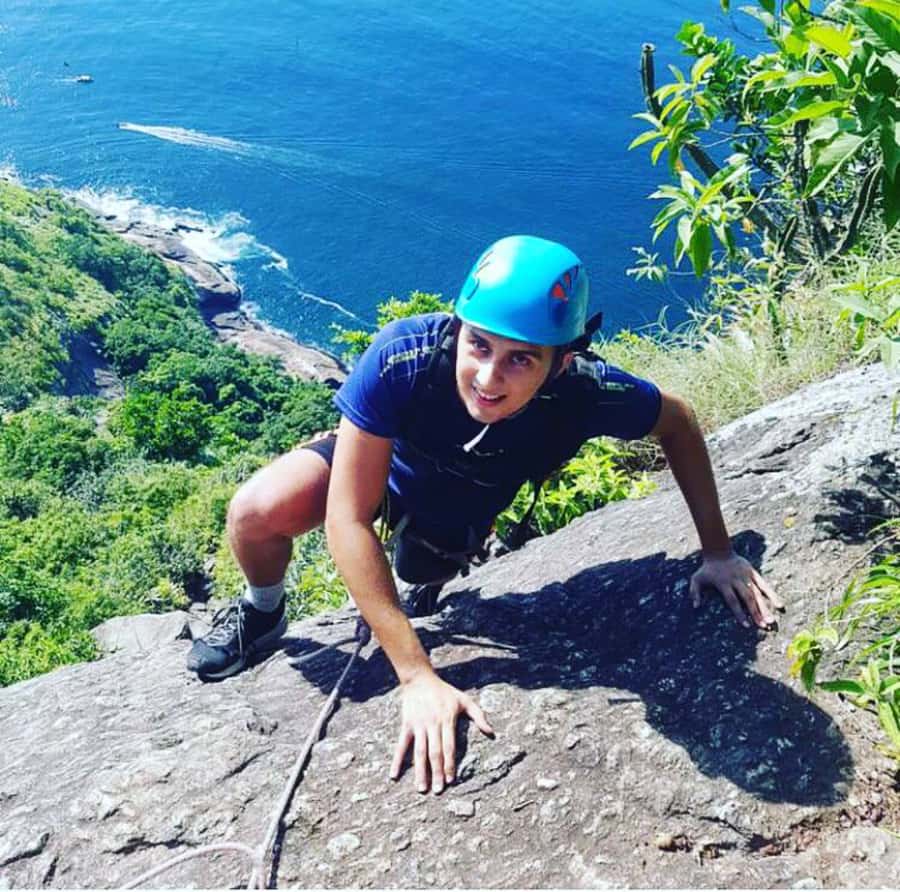 Rio De Janeiro: SUGARLOAF MOUNTAIN HIKE & CLIMB - Beginning in Urca: a short hike with a tropical setting