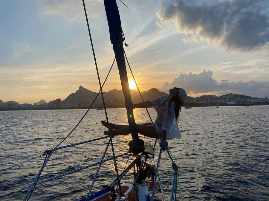 Rio de Janeiro: Sunset Sailboat Tour with Open Bar - Three hours of views, drinks, and local stories