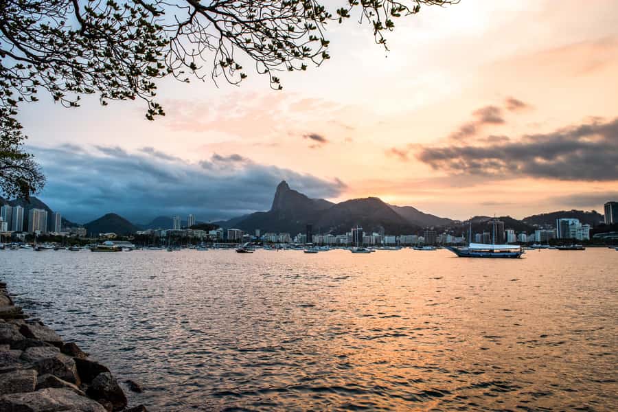 Rio: Guanabara Bay 2-Hour Boat Tour - The final sights near central Rio