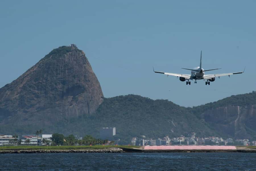 Rio: Guanabara Bay Boat Tour - Crossing toward Niterói and the Rio-Niterói Bridge