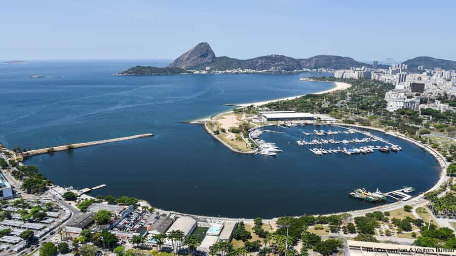 Rio: Guanabara Bay Boat Tour - Urca Casino and Flamengo Beach on the way back