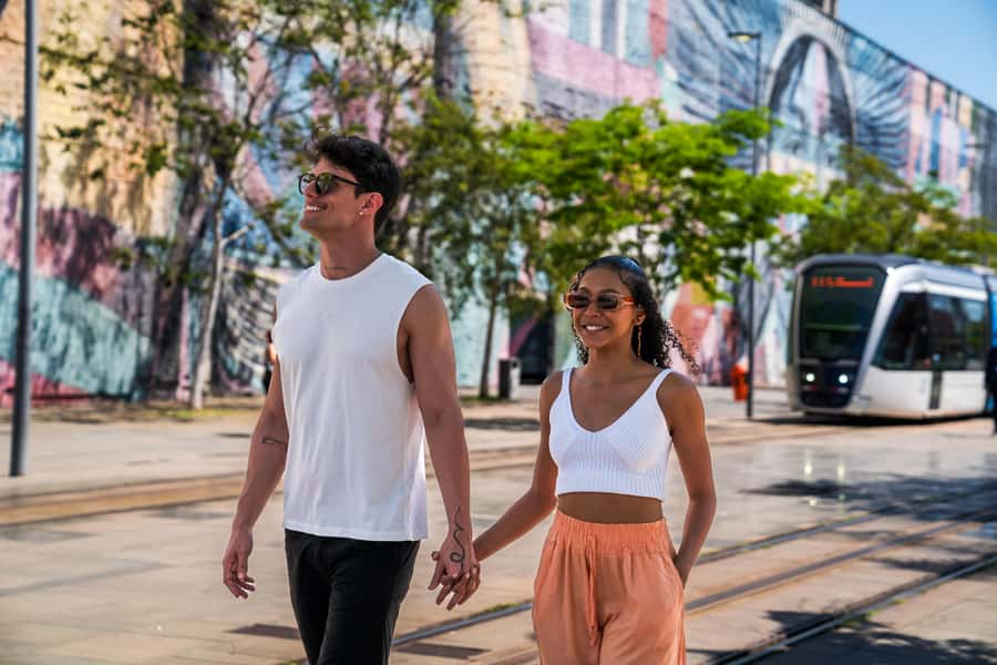 Rio: Olympic Boulevard, AquaRio and Museum of Tomorrow Tour - The walk between attractions