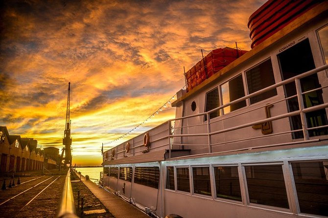 Sailing in Guaíba with White Swan Boat - Porto Alegre - The bilingual narration and onboard mood