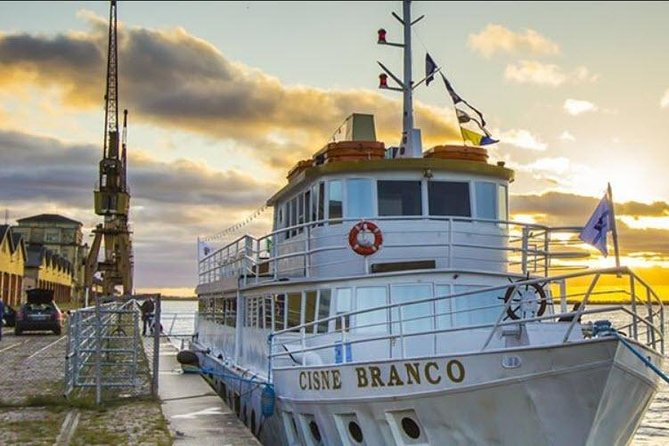 Sailing in Guaíba with White Swan Boat - Porto Alegre - Finding the White Swan Boat at Cais do Porto