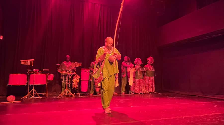 Salvador by Night: Cultural Dinner and Show - Languages and guide support