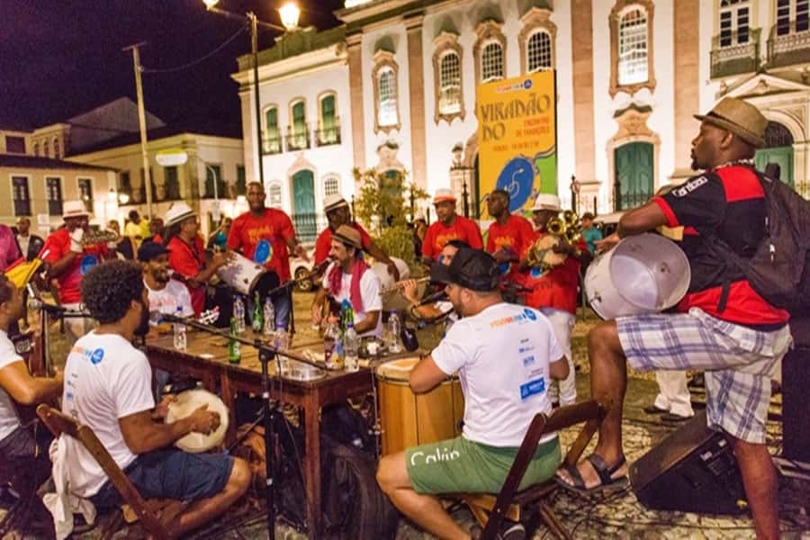 Salvador by Night: Pelourinho & Old Town Tour - Pelourinho after dark: architecture with a pulse