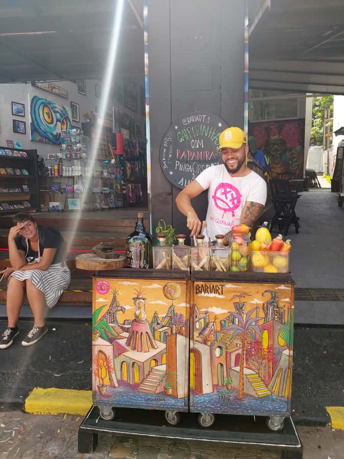 São Paulo: Bar and Street Art Crawl with Local Guide - Meeting Leticia and settling into the group
