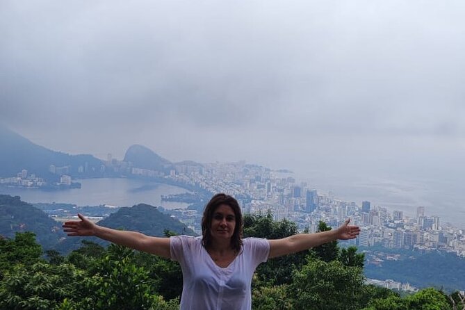 Sugarloaf - Hike and Easy Climb Sugarloaf's Coast - From Pista Cláudio Coutinho to the first rocky section